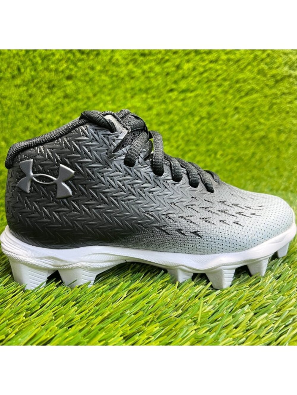 Under Armour Spotlight Franchise 4 RM Boys Size 11K Black White Football Cleats